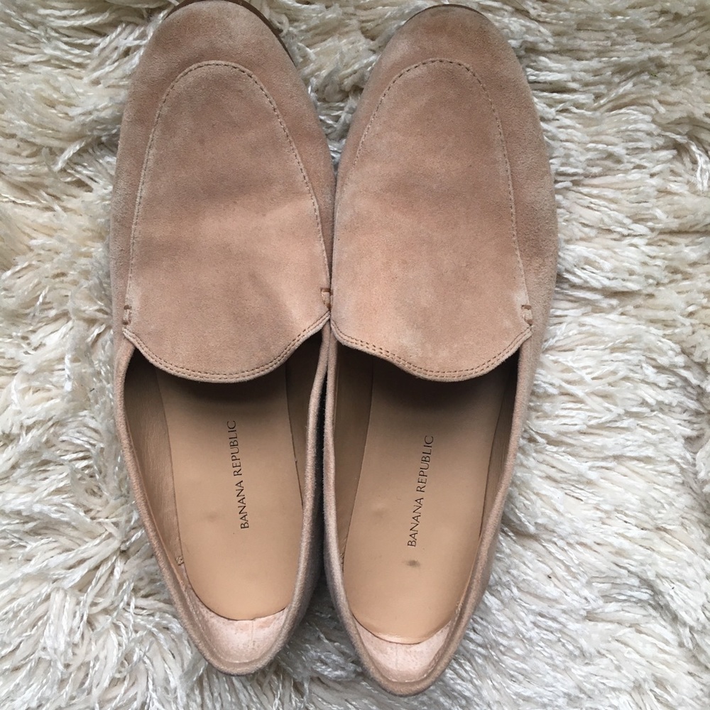 Banana Republic Size 8 tan suede loafers